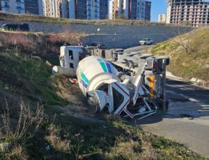VİRAJDA KONTROLDEN ÇIKAN BETON MİKSERİ YAN YATTI
