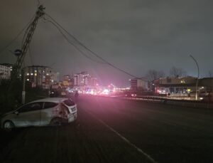 POLİS ARACINA VE ELEKTRİK DİREĞİNE ÇARPTI