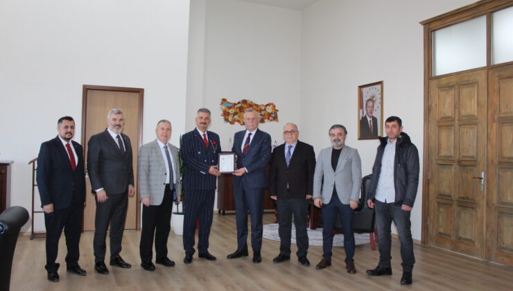 BAĞIŞTA BULUNAN HAYIRSEVERLERE PLAKET