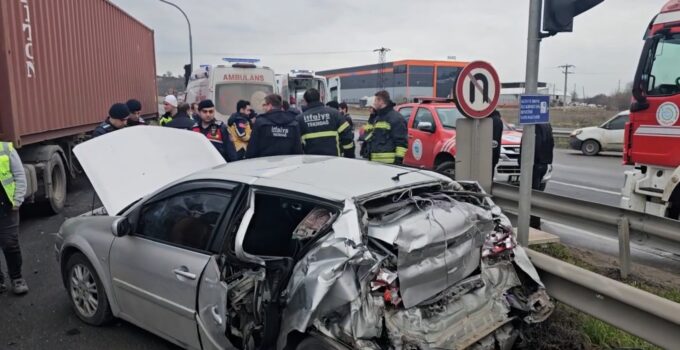 ÇERKEZKÖY’DE TIR OTOMOBİLE ARKADAN ÇARPTI: 3 YARALI
