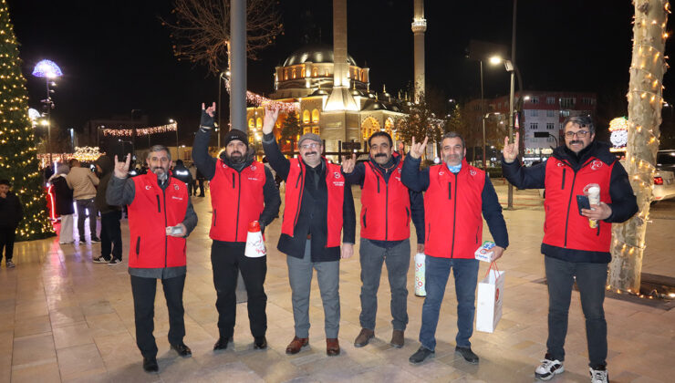 MHP ÇERKEZKÖY’DEN YILBAŞI NÖBETİNDEKİ POLİSLERE ÇAY İKRAMI