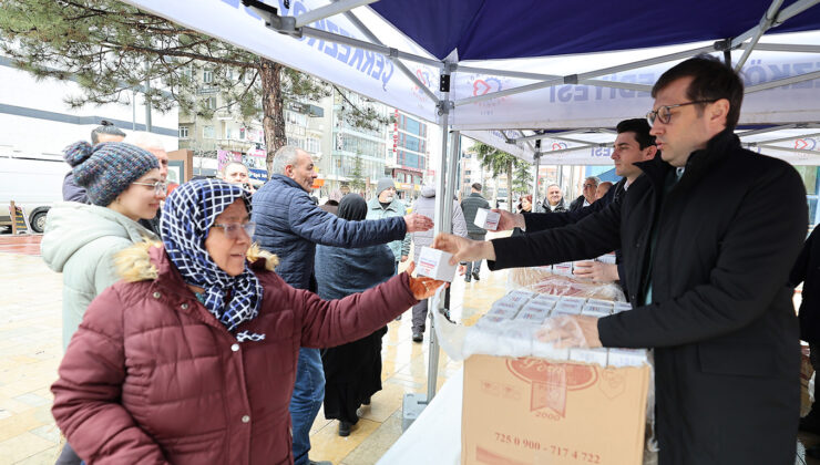 VAHAP AKAY KANDİLİ KUTLADI