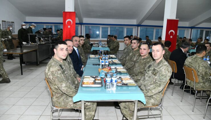 VALİ SOYTÜRK, ER VE ERBAŞLARLA İFTAR YAPTI