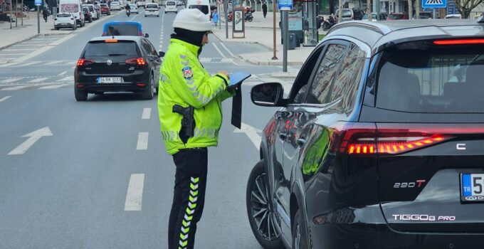 ÇERKEZKÖY’DE YAYA GEÇİTLERİ DRONLA DENETLENDİ