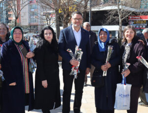 AK PARTİ’DEN 8 MART’TA ÇİÇEKLİ KUTLAMA