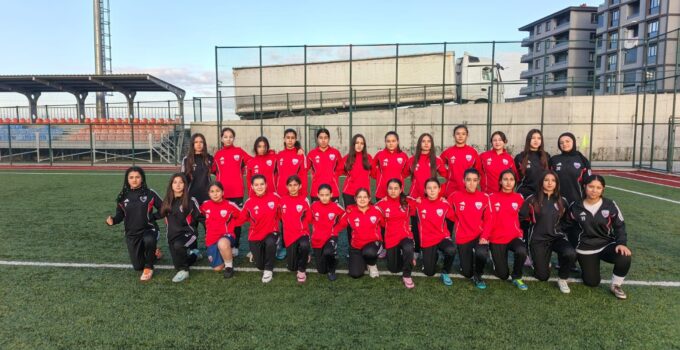 KIZLAR SAHAYA ÇIKIYOR