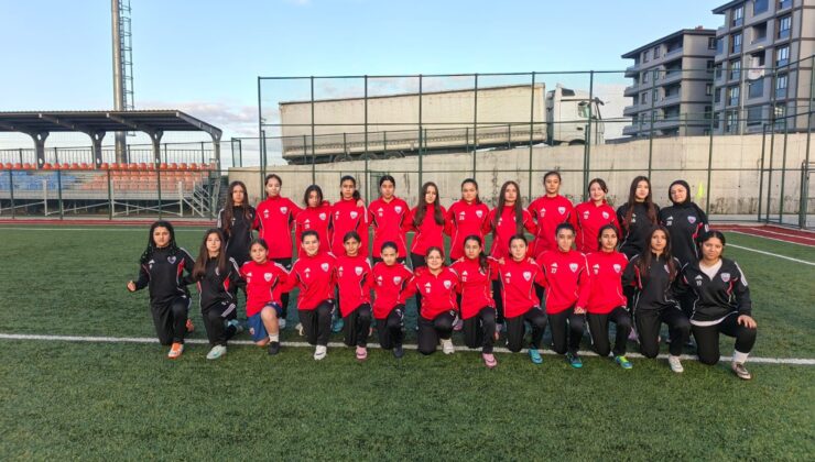 KIZLAR SAHAYA ÇIKIYOR