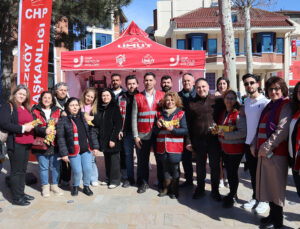 ÇERKEZKÖY’DE KADINLARA ÇİÇEK VE MARTENİÇKA DAĞITILDI