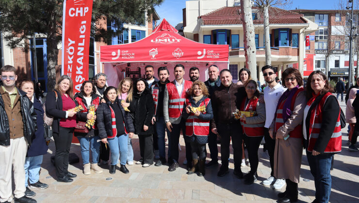 ÇERKEZKÖY’DE KADINLARA ÇİÇEK VE MARTENİÇKA DAĞITILDI