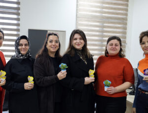 KADINLARA ÇİÇEK DAĞITILDI