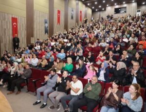 ‘İYİ DELİRDİK’ KAPAKLI’DA SAHNELENDİ