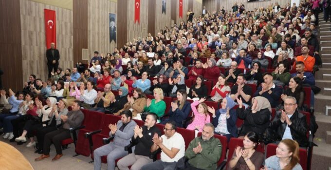 ‘İYİ DELİRDİK’ KAPAKLI’DA SAHNELENDİ