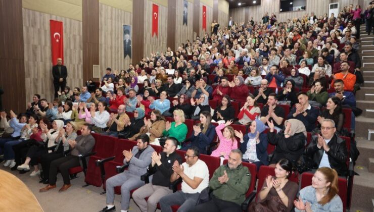 ‘İYİ DELİRDİK’ KAPAKLI’DA SAHNELENDİ