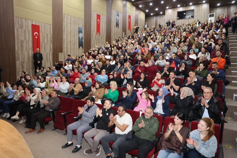 ‘İYİ DELİRDİK’ KAPAKLI’DA SAHNELENDİ