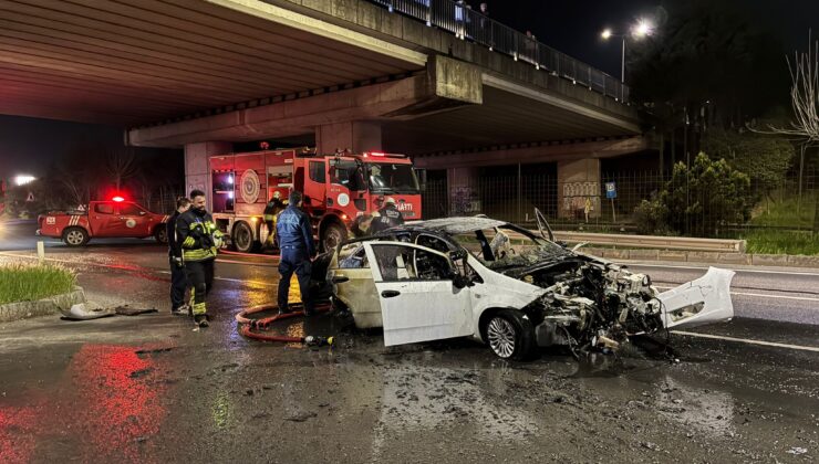 KAZA YAPAN ARAÇ YOL ORTASINDA YANMAYA BAŞLADI
