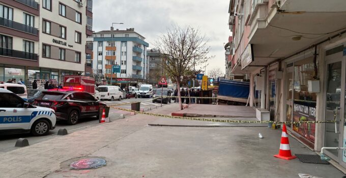 BALKONDAN POMPALI TÜFEKLE HUSUMETLİSİNİ VURDU