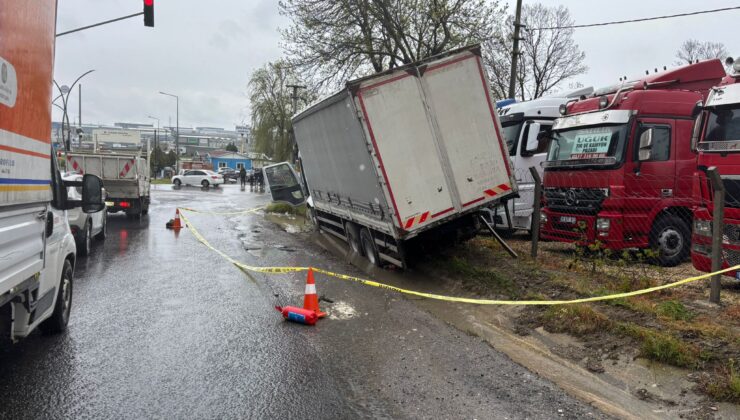 FRENİ BOŞALAN KAMYONET SU KANALINA DÜŞTÜ