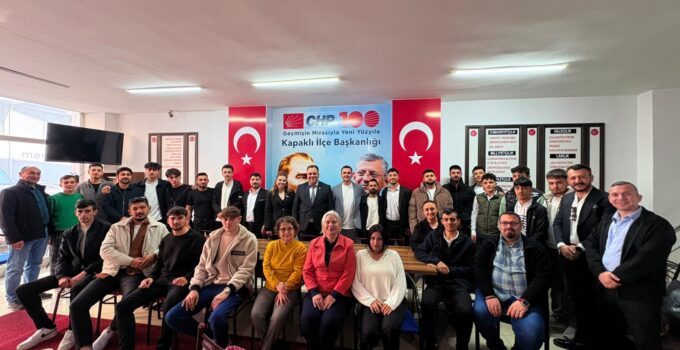CHP’YE YENİ KATILAN ÜYELERE ROZETLERİ TAKDİM EDİLDİ