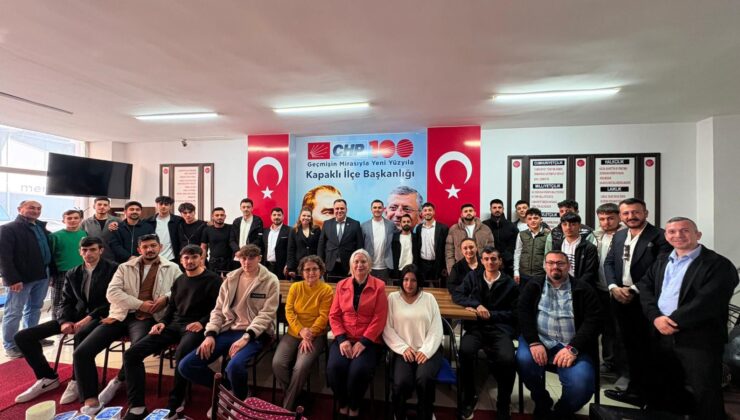 CHP’YE YENİ KATILAN ÜYELERE ROZETLERİ TAKDİM EDİLDİ
