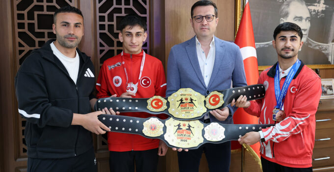 ŞAMPİYONLARDAN BAŞKAN AKAY’A ZİYARET