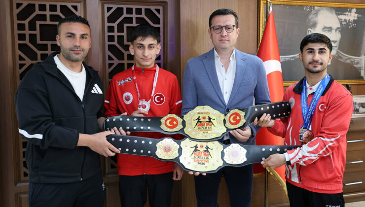 ŞAMPİYONLARDAN BAŞKAN AKAY’A ZİYARET