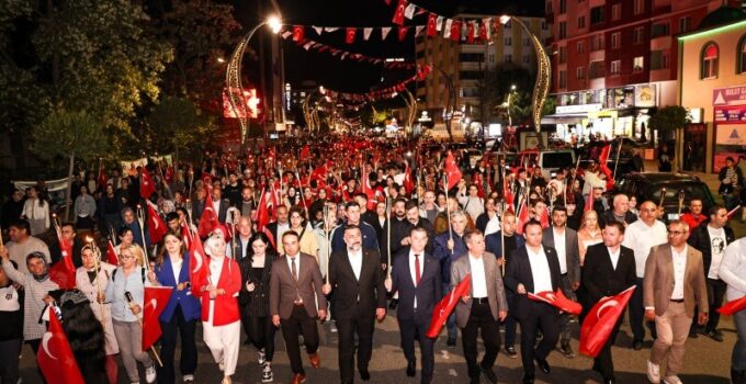 ŞEHİTLERİMİZE SAYGI YÜRÜYÜŞÜ YAPILDI