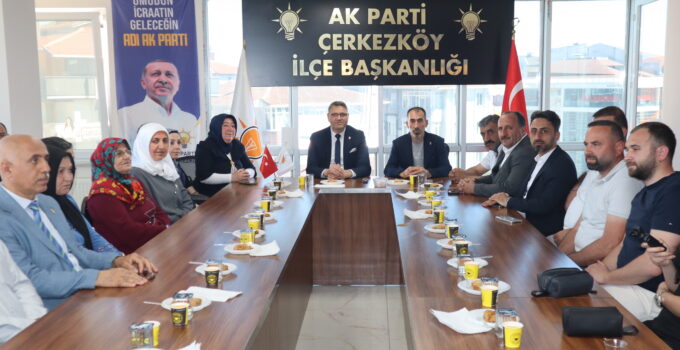 AK PARTİ, BAYRAMLAŞTI