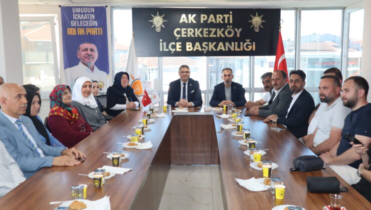 AK PARTİ, BAYRAMLAŞTI