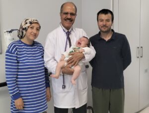 BAĞIRSAK TIKANIKLIĞI GEÇİREN 3 AYLIK BEBEK SAĞLIĞINA KAVUŞTU