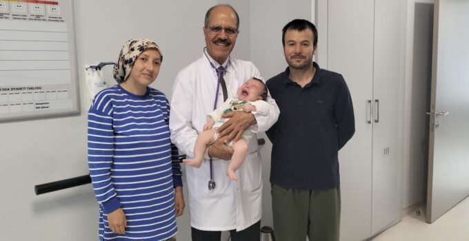 BAĞIRSAK TIKANIKLIĞI GEÇİREN 3 AYLIK BEBEK SAĞLIĞINA KAVUŞTU