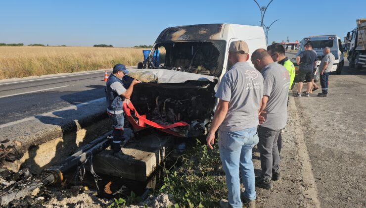 EKMEK DAĞITIM ARACI KAZADA YANDI