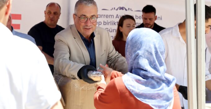 BELEDİYEDEN AŞURE İKRAMI
