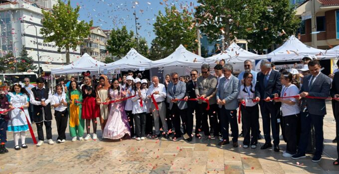 ROBOTLAR, ELEKTRİKLİ ARAÇLAR VE YENİLİKÇİ PROJELER MEYDANA TAŞTI