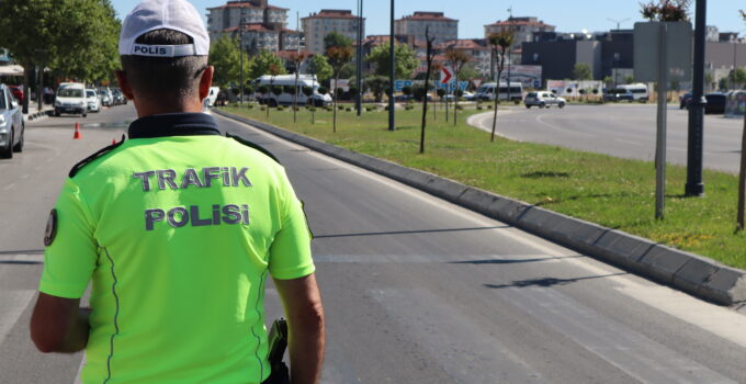 KAVŞAKTA GEÇİŞ ÖNCELİĞİNİ İHLAL EDENLERE CEZA YAZILDI