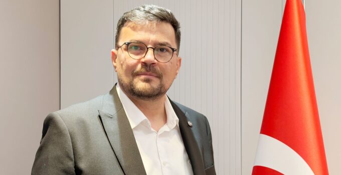 ‘BİR ŞEYLER OLUP BİTERKEN’ KİTAPSEVERLERLE BULUŞTU
