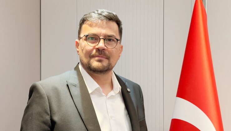 ‘BİR ŞEYLER OLUP BİTERKEN’ KİTAPSEVERLERLE BULUŞTU