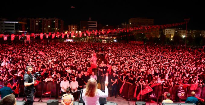 “ZAFER, YÖNÜNÜ MİLLETİNE GÖRE BELİRLEYENLERİN ESERİDİR”