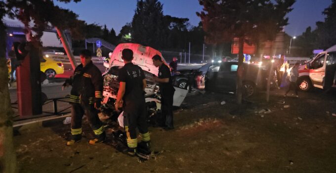 ÇERKEZKÖY’DE İKİ ARAÇ KAFA KAFAYA ÇARPIŞTI: 3’Ü ÇOCUK 6 YARALI