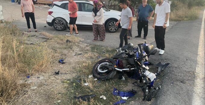 KARAAĞAÇ’TA FECİ ÇARPIŞMA! MOTOSİKLET SÜRÜCÜSÜ YARALANDI