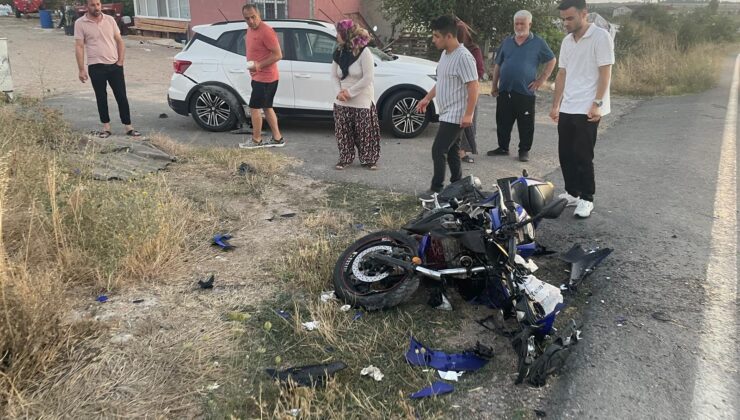 KARAAĞAÇ’TA FECİ ÇARPIŞMA! MOTOSİKLET SÜRÜCÜSÜ YARALANDI