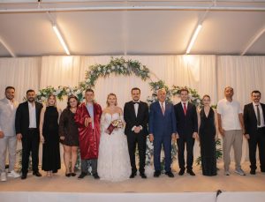 DİLLERE DESTAN DÜĞÜNLE DÜNYAEVİNE GİRDİLER