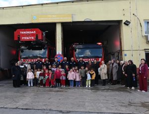 MİNİKLER İTFAİYECİLİK HAFTASI’NDA HEM EĞLENDİ HEM ÖĞRENDİ