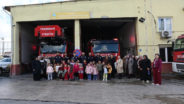 MİNİKLER İTFAİYECİLİK HAFTASI’NDA HEM EĞLENDİ HEM ÖĞRENDİ